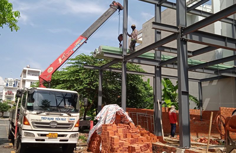 Cẩu lắp ráp công trình nhà xưởng