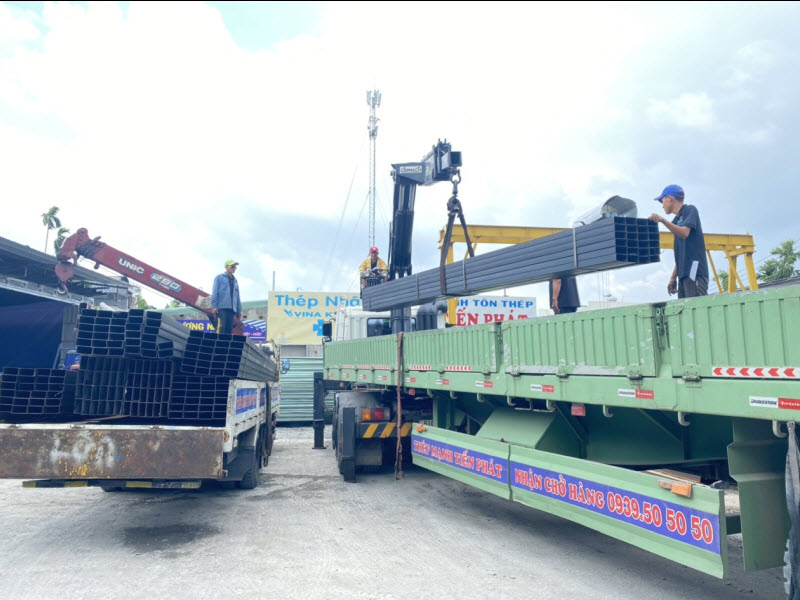 Dịch vụ cẩu hàng sắt thép, vật liệu xây dựng tại Mạnh Tiến Phát
