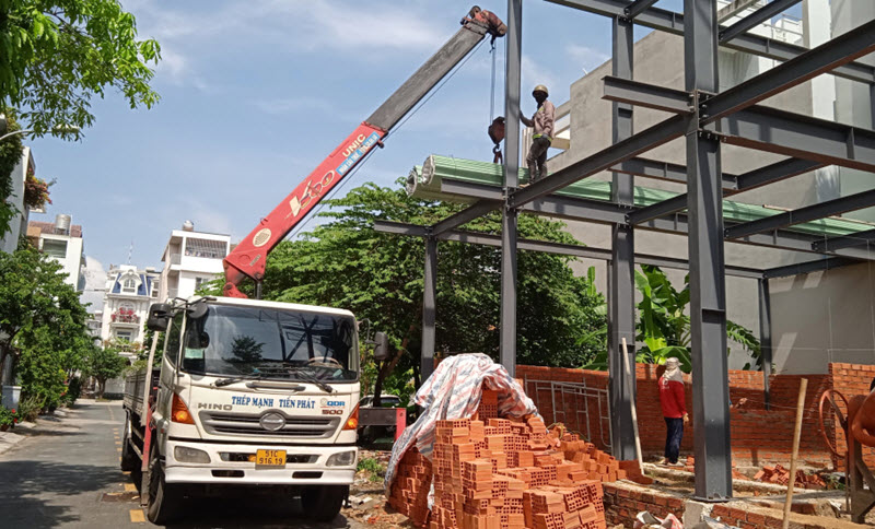 Thuê xe cẩu tự hành 8 tấn mang lại nhiều lợi ích cho khách hàng, cẩu nâng hạ các vật nặng, hàng hoá cồng kềnh