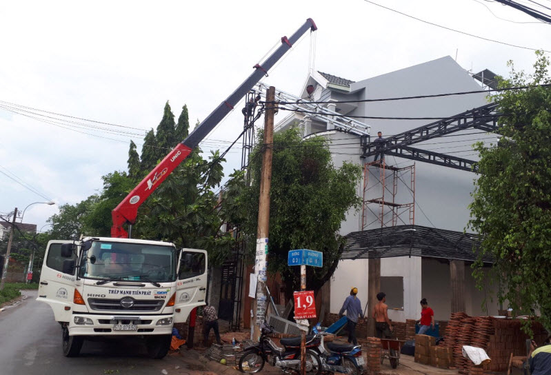 Xe cẩu 2.5 tấn có thể cẩu 2900kg, với cần cẩu 370 khoẻ, linh động