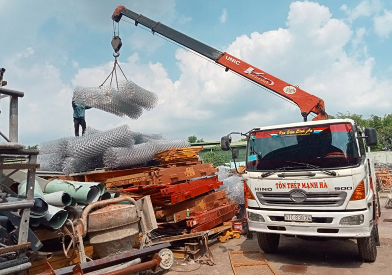 Xe cẩu 4 tấn có thể cẩu, nâng hạ và chở được rất liệu loại hàng hoá như máy móc, cây cảnh, vật liệu xây dựng