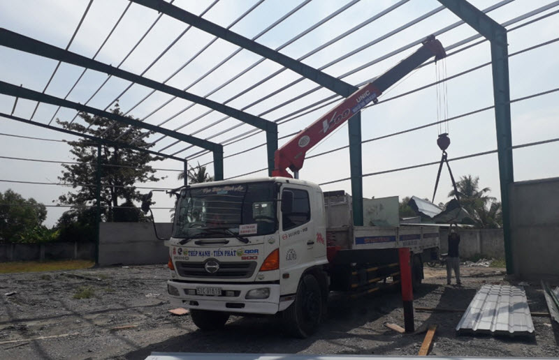 Công ty vận tải Mạnh Tiến Phát cho thuê xe cẩu Hino 4 tấn đáp ứng mọi yêu cầu khách hàng