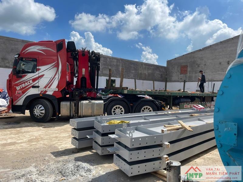 Cẩu hàng hóa và vật tư cho công trình xây dựng