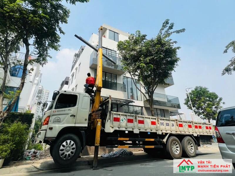 Xe cẩu kính cường lực thi công lắp đặt kính mặt tiền tại công trình dân dụng