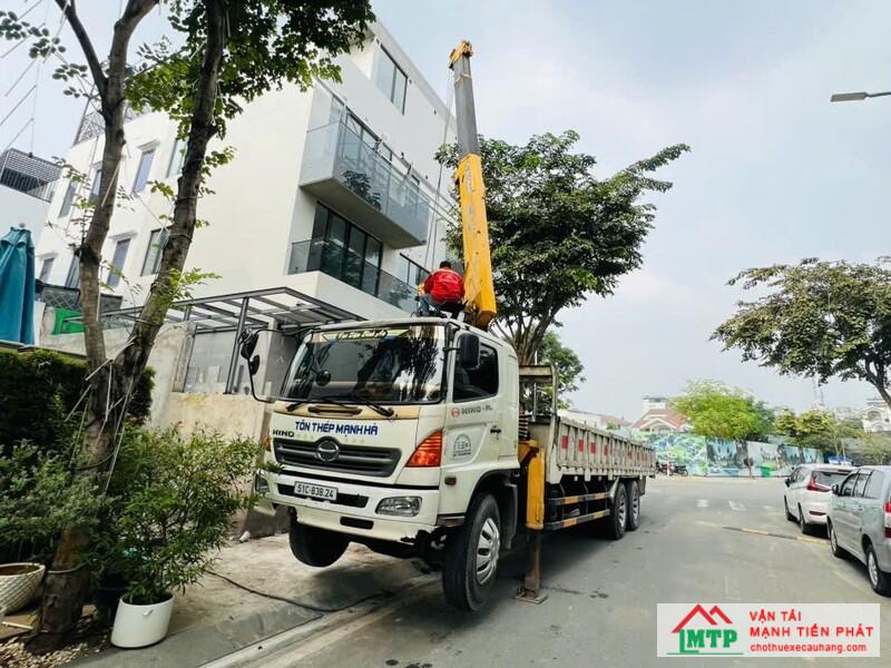 Xe cẩu chuyên dụng nâng kính khổ lớn vào vị trí lắp đặt tại tòa nhà cao tầng