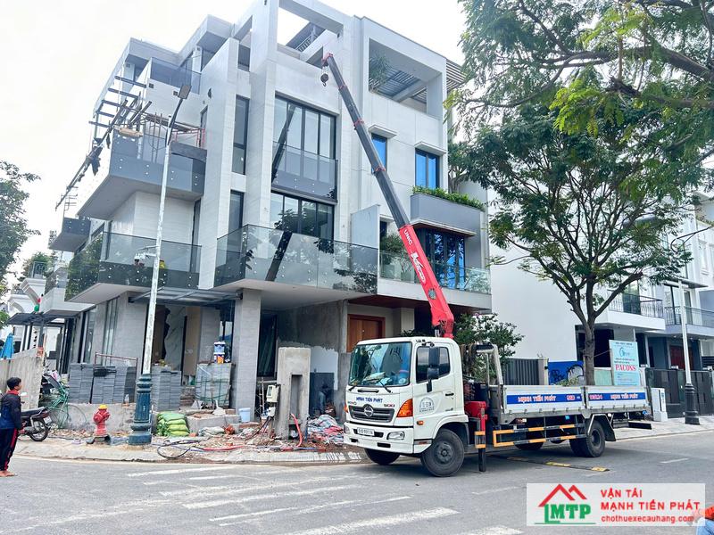 Xe cẩu kính Vận Tải MTP vận chuyển và nâng hạ kính trang trí tại công trình thương mại