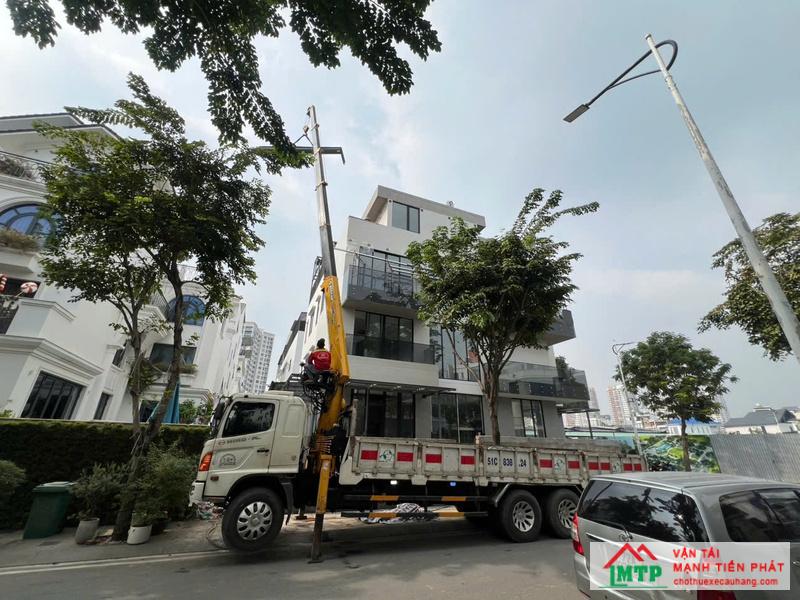 Thi công cẩu kính cường lực an toàn tại công trình nhà ở có thể di chuyển được ở các con đường hẻm nhỏ hẹp