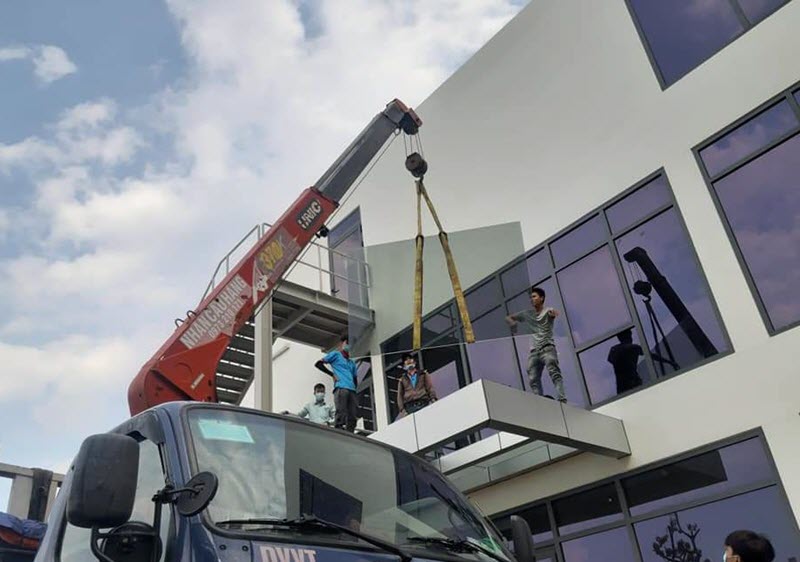 Vận Tải MTP cho thuê xe cẩu kính, cẩu kính cường lực trang trí giá tốt nhất
