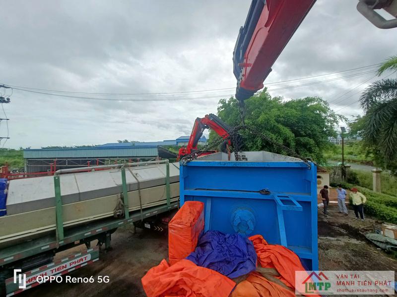 Cẩu máy CNC vào xưởng cơ khí tại Diên Khánh