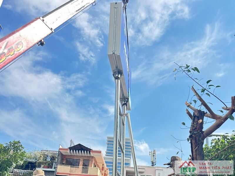Cẩu biển quảng cáo khổ lớn lắp đặt ngoài đường ở Nha Trang