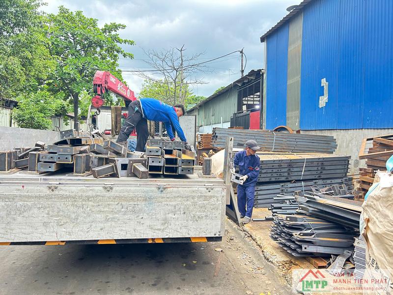 Cẩu kết cấu thép tiền chế thi công nhà xưởng tại Cam Ranh