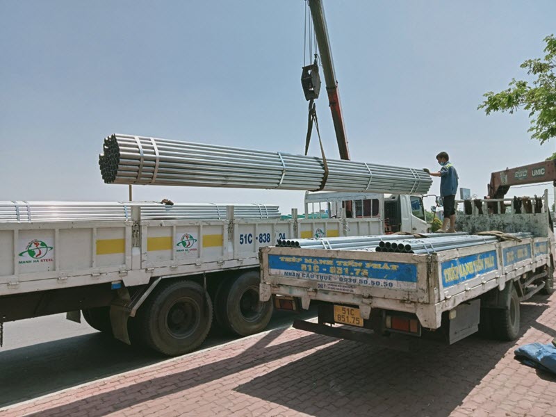 Thuê xe cẩu tải thép ống xây dựng