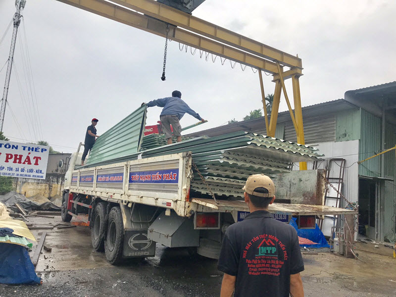 Xe cẩu tải tôn lợp nhà