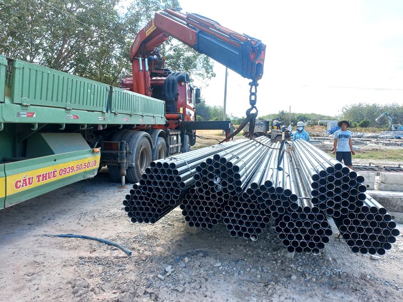 Xe cẩu tải chở đường ống, ống cống có độ mới cao, vận hành tốt