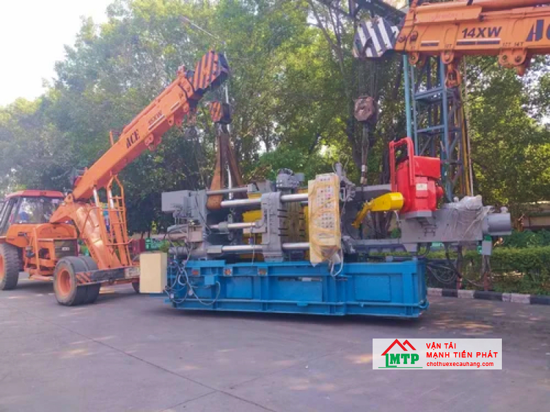 Xe cẩu máy đúc