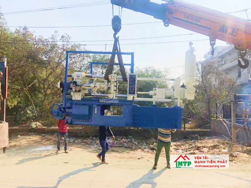 Cẩu máy đúc sau khi vận chuyển