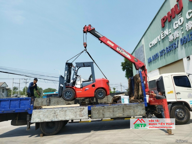 Xe cẩu máy nâng hàng