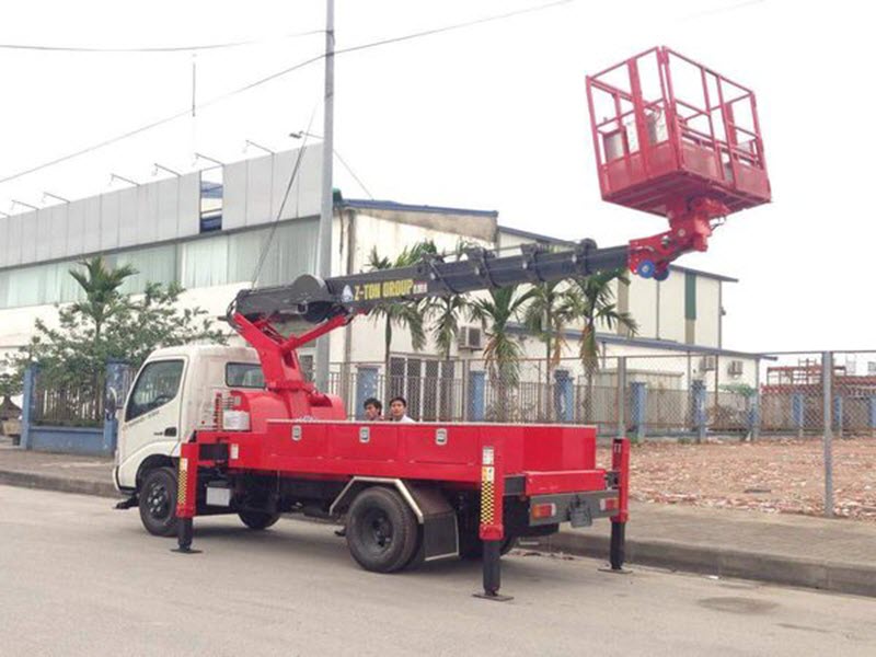 Xe cẩu nâng người sửa cột điện