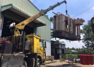 Xe cẩu vận chuyển máy móc nhà xưởng kho bãi