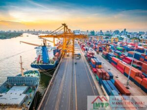 Dịch vụ nâng hạ hàng hoá cảng Cát Lái