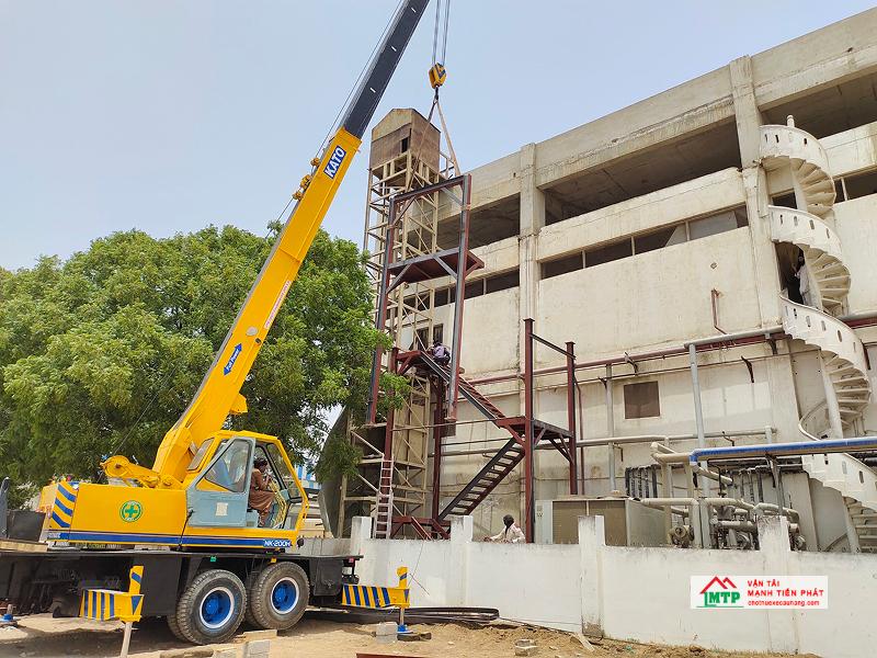Xe cẩu Kato được sử dụng để cẩu khung thép lớn lắp ráp nhà tiền chế ở Vĩnh Long