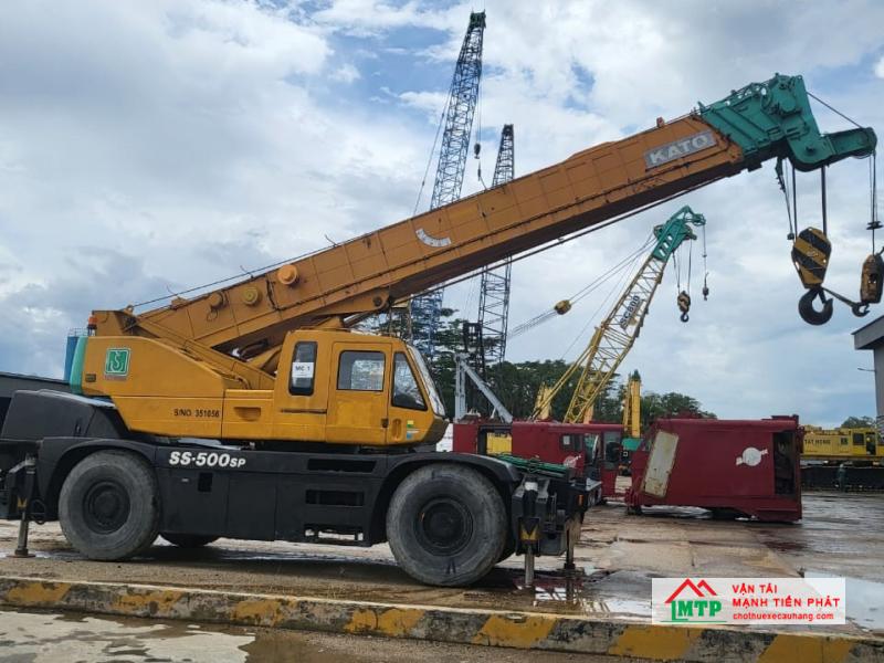 Đơn vị cho thuê xe cẩu Kato 50 tấn uy tín, xe bảo dưỡng định kỳ, hoạt động tốt - Vận Tải MTP