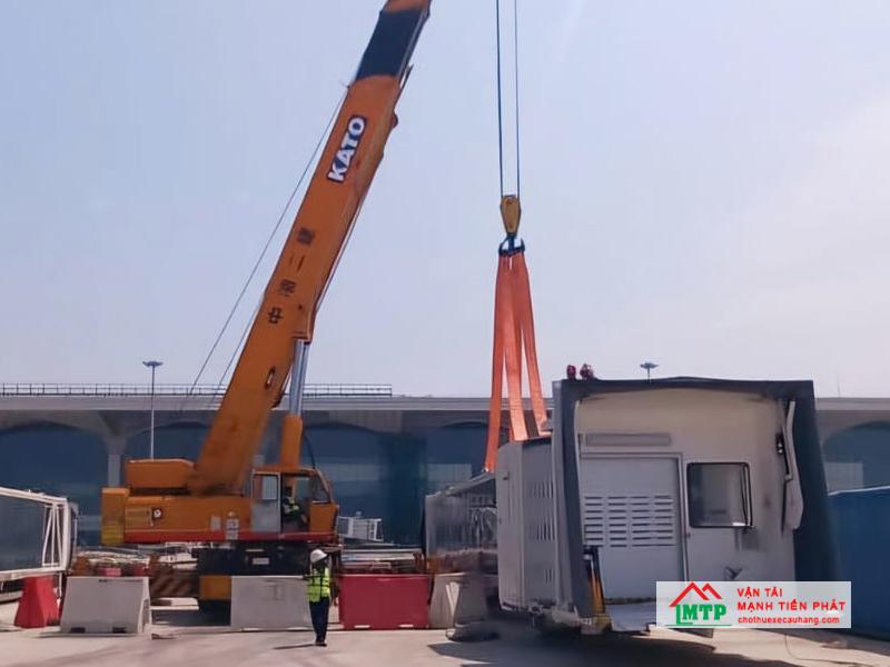 Xe cẩu Kato 160 tấn dùng để cẩu container tại cảng