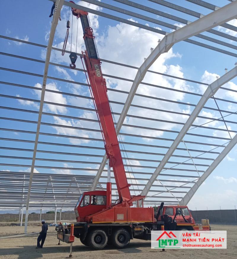 Xe cẩu Kato 22 tấn dùng để nâng hạ, lắp dựng dầm thép nhà xưởng