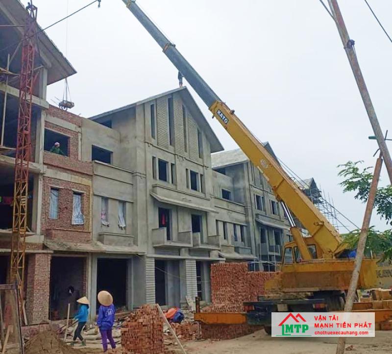 Xe cẩu Kato 50 tấn được sử dụng để nâng hạ dầm thép tại công trình