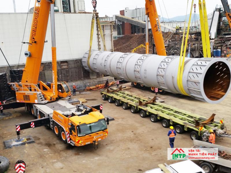 Sử dụng xe cẩu Kato nâng hạ thiết bị cỡ lớn tại các nhà máy