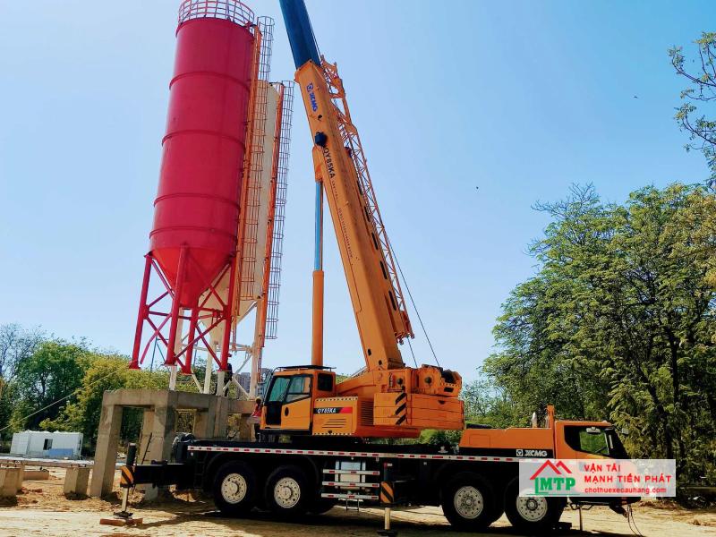 Sử dụng xe cẩu Kato di chuyển bồn chứa cỡ lớn