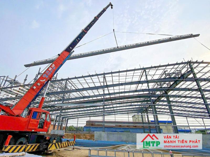Xe cẩu lắp mái tôn cho nhà tiền chế