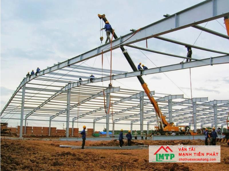 Xe cẩu đưa xà gồ lên để lắp dựng