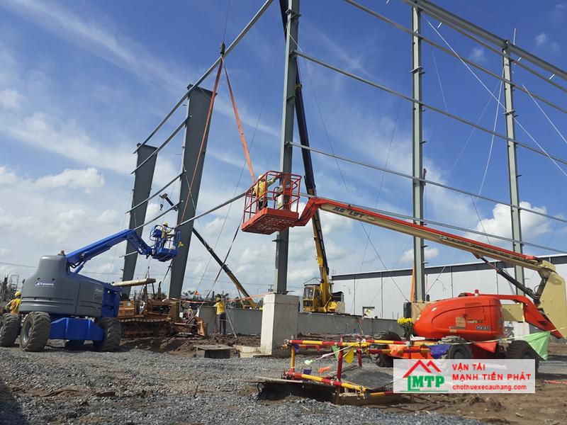 Xe nâng người Boom lift chạy dầu cho thuê tại Bình Dương của Vận Tải MTP