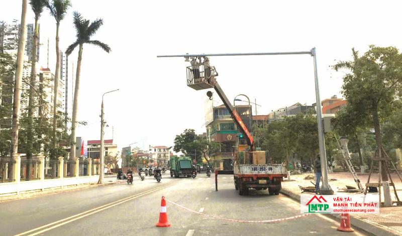 Thuê xe nâng người tại Bình Phước để lắp camera giám sát
