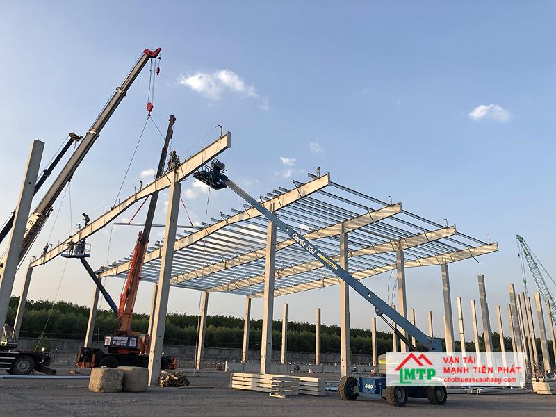 Thuê xe nâng người lắp khung kèo thép tại Bình Phước rất phổ biến