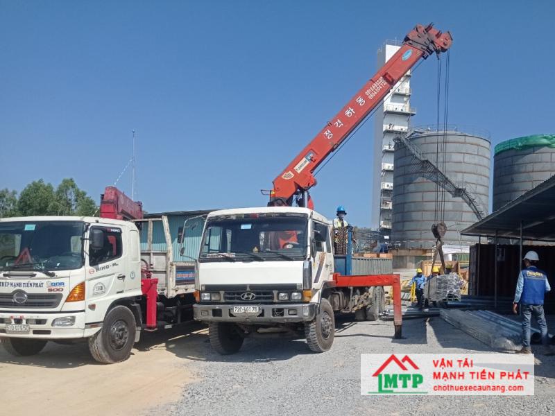 Xe cẩu có cần vươn dài, tải trọng lên đến hàng trăm tấn, có thể nâng hạ nhiều loại hàng hóa đến các vị trí trên cao dễ dàng