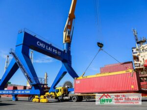 Dịch vụ cẩu trong vận chuyển container logistics