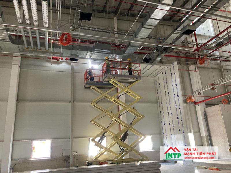Cho thuê xe cắt kéo 10m để lắp đặt hệ thống điện và ống gió tại KCN Minh Hưng - Hàn Quốc