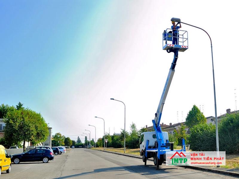 Cho thuê xe nâng người 14m thi công hệ thống chiếu sáng tại CCN Tháp Chàm 1, TP. Phan Rang – Tháp Chàm