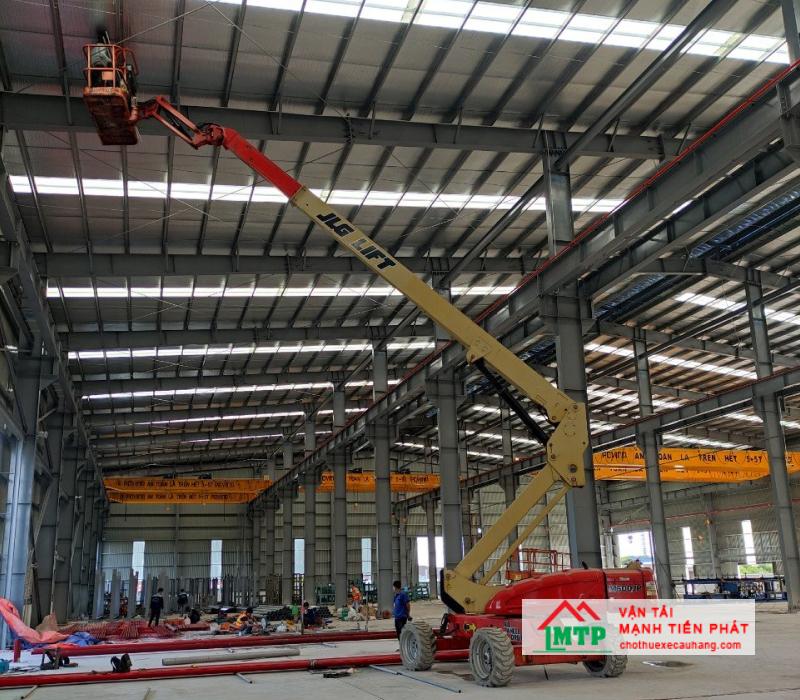 Cho thuê xe cẩu nâng người 16m phục vụ bảo trì nhà xưởng trong KCN Thành Hải, TP. Phan Rang – Tháp Chàm