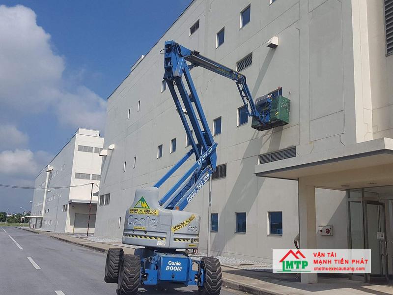 Cung cấp xe nâng Boom lift 12m phục vụ sơn sửa, bảo dưỡng nhà xưởng trong KCN Mỹ Xuân A2