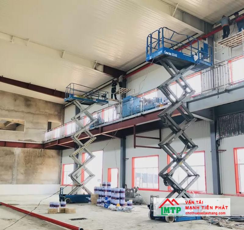 Cho thuê xe cắt kéo 14m để thi công hệ thống phòng cháy chữa cháy tại KCN Đông Xuyên