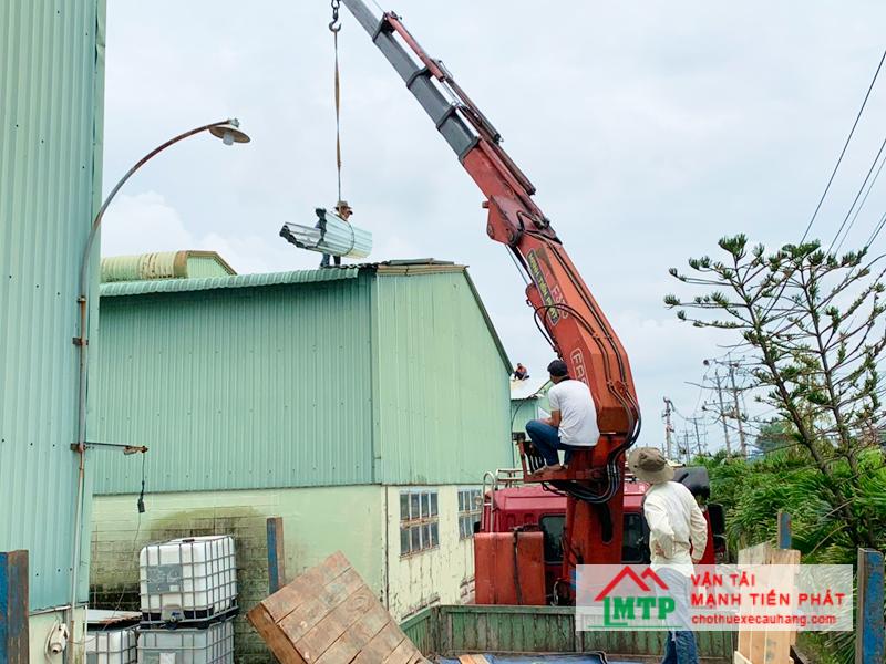 Giá thuê xe cẩu sẽ thay đổi khi thuê thêm nhân viên điều khiển