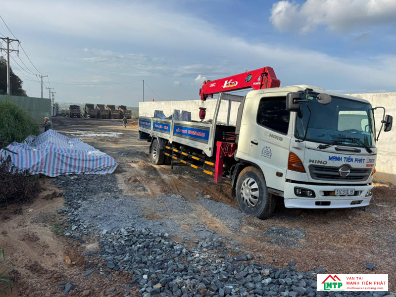 Nên thuê xe cẩu khi cần cẩu hàng hóa nặng lên cao