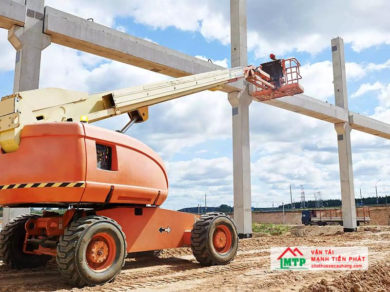 Nhu cầu thuê xe nâng người tại các KCN ở Ninh Thuận khá cao, phục vụ các công việc xây dựng, lắp đặt nhà xưởng
