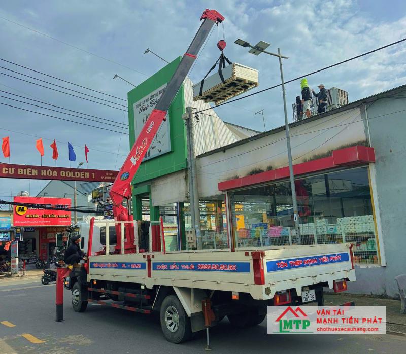 Giá thuê xe cẩu 10 tấn rẻ hơn 25 tấn vì tải trọng thấp hơn, bán kính làm việc nhỏ hơn và chi phí bảo trì ít hơn