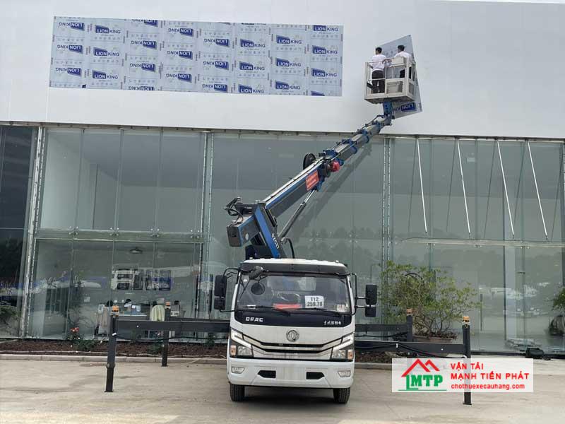 Cho thuê xe cẩu nâng người tại Tây Ninh để thi công lắp bảng quảng cáo