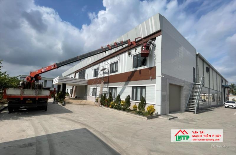 Cho thuê xe cẩu nâng người 14m để bảo dưỡng hệ thống điện và lắp đặt bảng hiệu tại Cụm công nghiệp Krông Búk 1.