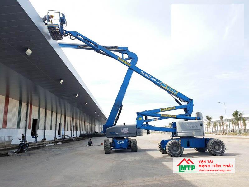 Vận Tải MTP cho thuê xe nâng người boom lift lắp mái tôn